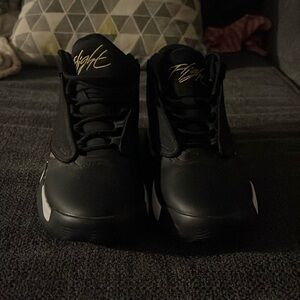 Jordan max aura 4 size 5 perfect for kids and for basketball